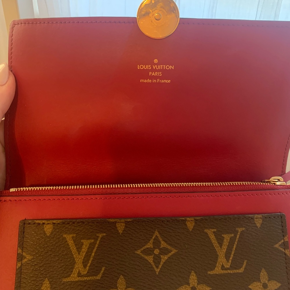 Louis Vuitton Flore Chain Crossbody - Picture 4 of 7